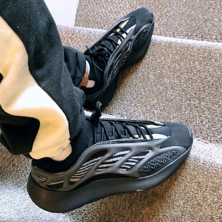 Yeezy 700 sales v3 alvah retail